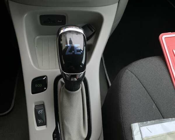 Білий Рено Зое, об'ємом двигуна 0 л та пробігом 68 тис. км за 5800 $, фото 23 на Automoto.ua