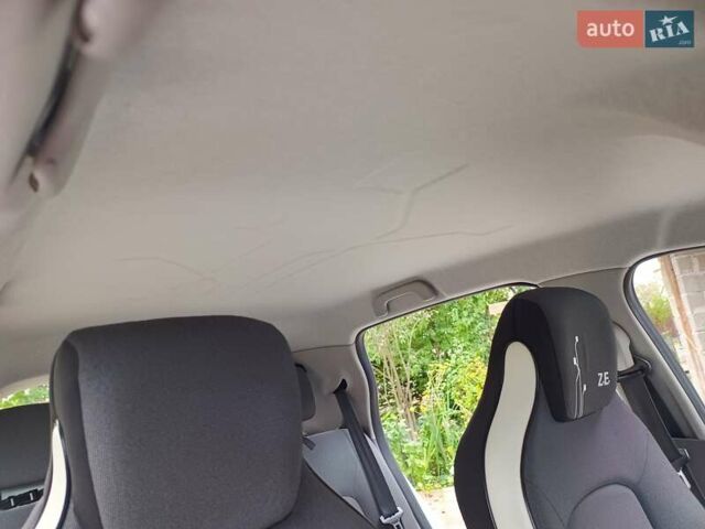 Белый Рено Зое, объемом двигателя 0 л и пробегом 231 тыс. км за 5900 $, фото 30 на Automoto.ua