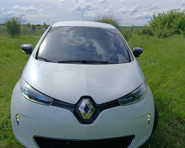 Белый Рено Зое, объемом двигателя 0 л и пробегом 121 тыс. км за 7900 $, фото 1 на Automoto.ua