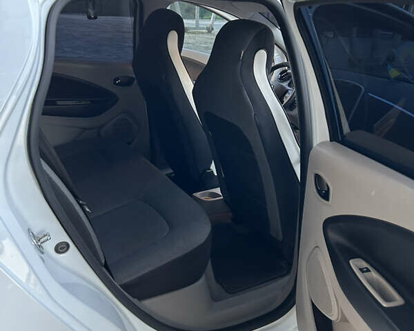 Білий Рено Зое, об'ємом двигуна 0 л та пробігом 97 тис. км за 7990 $, фото 13 на Automoto.ua