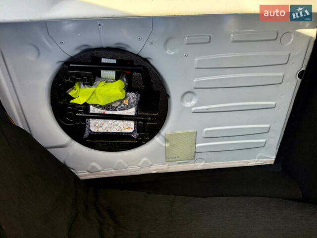 Білий Рено Зое, об'ємом двигуна 0 л та пробігом 68 тис. км за 6976 $, фото 31 на Automoto.ua