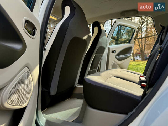 Білий Рено Зое, об'ємом двигуна 0 л та пробігом 68 тис. км за 6976 $, фото 27 на Automoto.ua