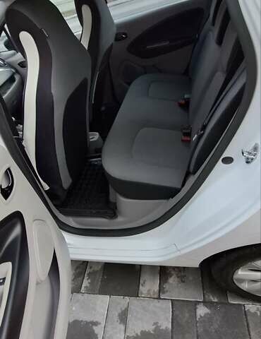 Білий Рено Зое, об'ємом двигуна 0 л та пробігом 106 тис. км за 6500 $, фото 9 на Automoto.ua