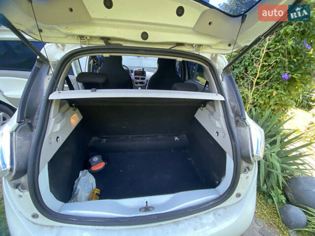 Белый Рено Зое, объемом двигателя 0 л и пробегом 96 тыс. км за 6900 $, фото 7 на Automoto.ua