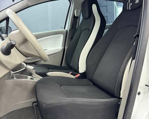 Белый Рено Зое, объемом двигателя 0 л и пробегом 89 тыс. км за 6700 $, фото 14 на Automoto.ua