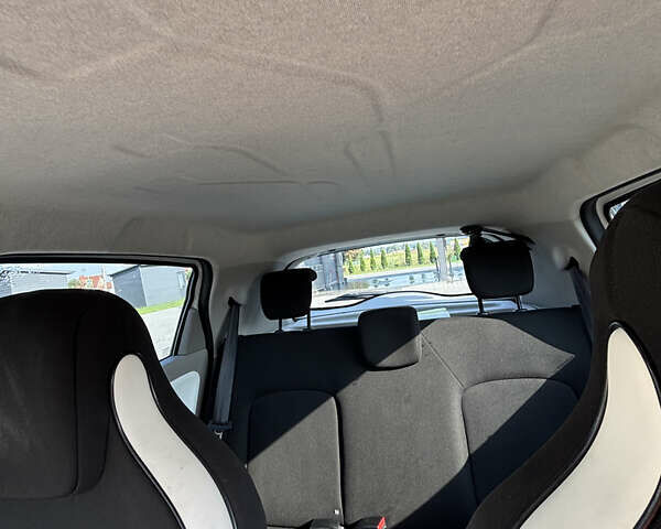 Белый Рено Зое, объемом двигателя 0 л и пробегом 111 тыс. км за 6500 $, фото 25 на Automoto.ua