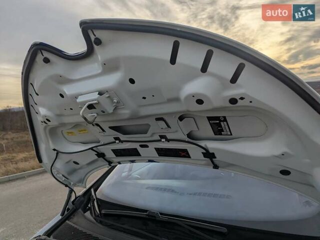 Белый Рено Зое, объемом двигателя 0 л и пробегом 85 тыс. км за 6900 $, фото 54 на Automoto.ua