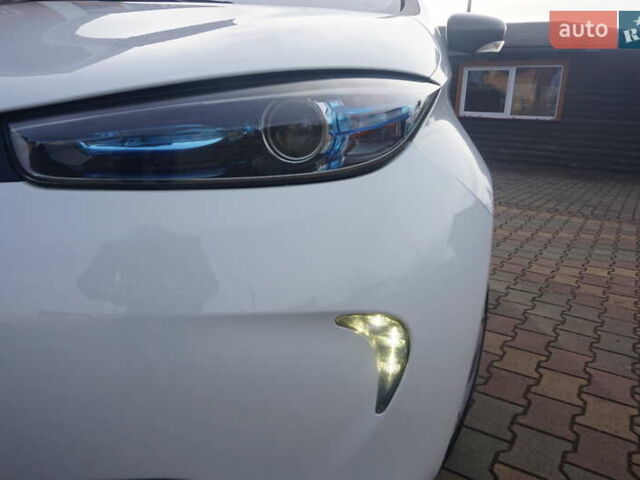 Белый Рено Зое, объемом двигателя 0 л и пробегом 86 тыс. км за 7200 $, фото 21 на Automoto.ua