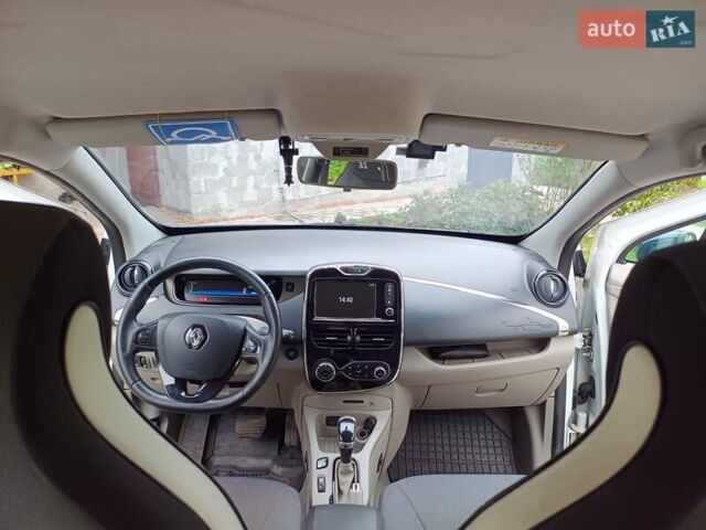 Белый Рено Зое, объемом двигателя 0 л и пробегом 231 тыс. км за 5900 $, фото 29 на Automoto.ua