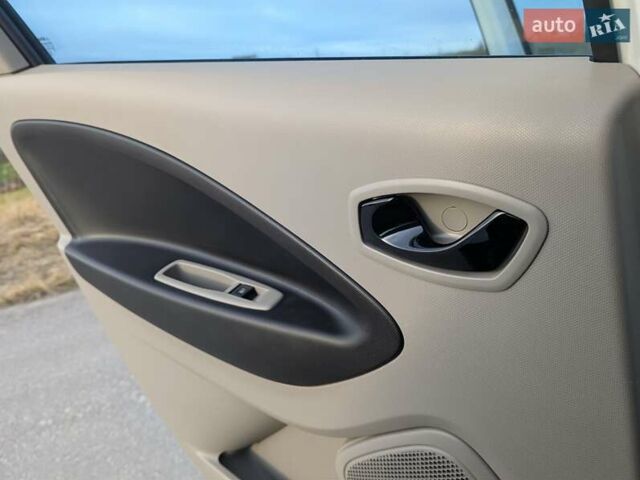 Белый Рено Зое, объемом двигателя 0 л и пробегом 85 тыс. км за 6900 $, фото 34 на Automoto.ua