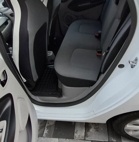 Белый Рено Зое, объемом двигателя 0 л и пробегом 106 тыс. км за 6300 $, фото 9 на Automoto.ua