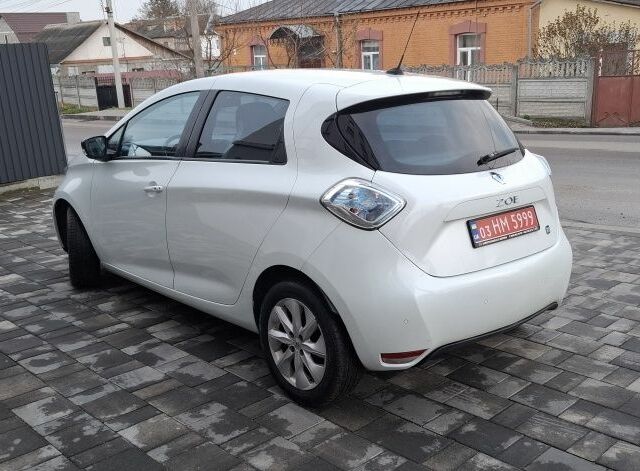 Белый Рено Зое, объемом двигателя 0 л и пробегом 106 тыс. км за 6300 $, фото 2 на Automoto.ua