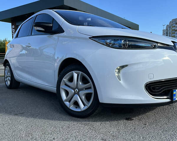 Белый Рено Зое, объемом двигателя 0 л и пробегом 61 тыс. км за 7900 $, фото 3 на Automoto.ua