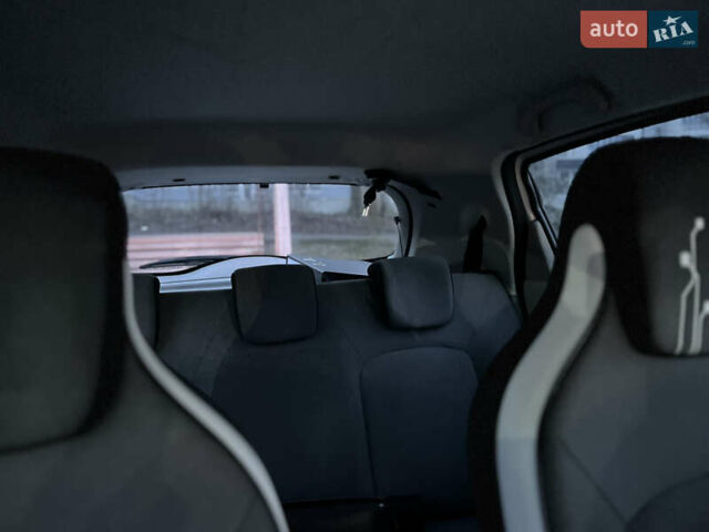 Белый Рено Зое, объемом двигателя 0 л и пробегом 159 тыс. км за 7600 $, фото 43 на Automoto.ua