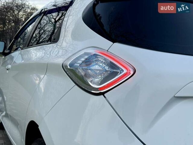 Белый Рено Зое, объемом двигателя 0 л и пробегом 147 тыс. км за 5999 $, фото 3 на Automoto.ua