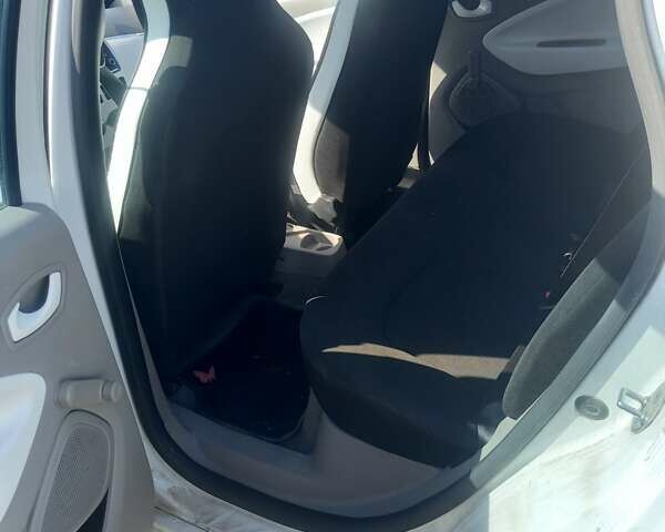 Белый Рено Зое, объемом двигателя 0 л и пробегом 110 тыс. км за 6100 $, фото 8 на Automoto.ua