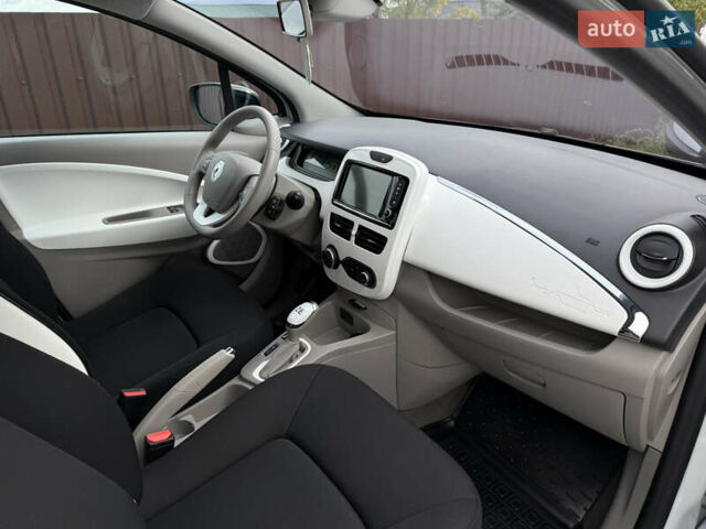 Белый Рено Зое, объемом двигателя 0 л и пробегом 32 тыс. км за 6600 $, фото 20 на Automoto.ua