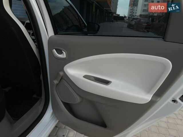 Белый Рено Зое, объемом двигателя 0 л и пробегом 158 тыс. км за 6100 $, фото 26 на Automoto.ua