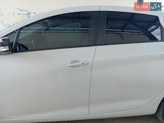 Белый Рено Зое, объемом двигателя 0 л и пробегом 143 тыс. км за 7000 $, фото 11 на Automoto.ua