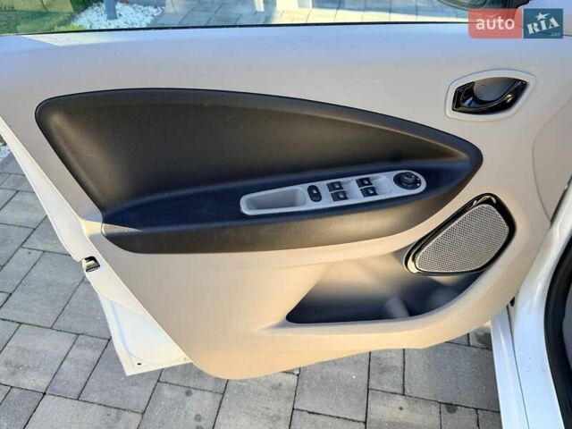 Белый Рено Зое, объемом двигателя 0 л и пробегом 106 тыс. км за 6250 $, фото 16 на Automoto.ua