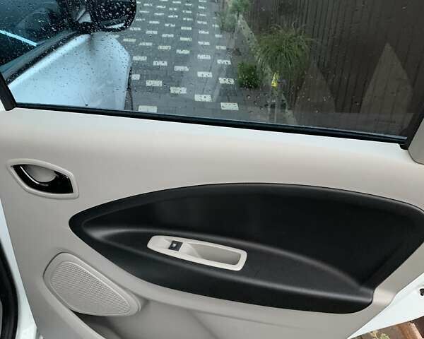 Білий Рено Зое, об'ємом двигуна 0 л та пробігом 68 тис. км за 5800 $, фото 10 на Automoto.ua