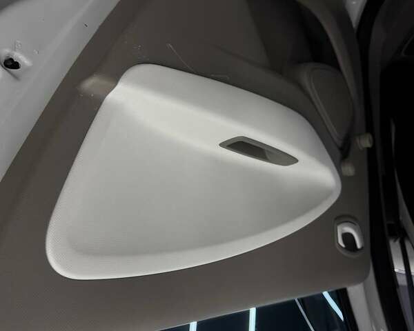 Белый Рено Зое, объемом двигателя 0 л и пробегом 89 тыс. км за 6700 $, фото 22 на Automoto.ua