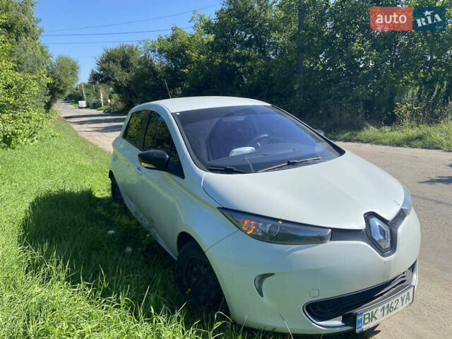 Белый Рено Зое, объемом двигателя 0 л и пробегом 96 тыс. км за 6900 $, фото 2 на Automoto.ua