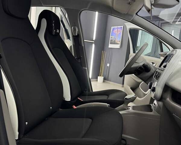 Белый Рено Зое, объемом двигателя 0 л и пробегом 89 тыс. км за 6700 $, фото 20 на Automoto.ua