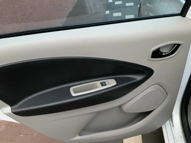 Білий Рено Зое, об'ємом двигуна 0 л та пробігом 68 тис. км за 5800 $, фото 17 на Automoto.ua