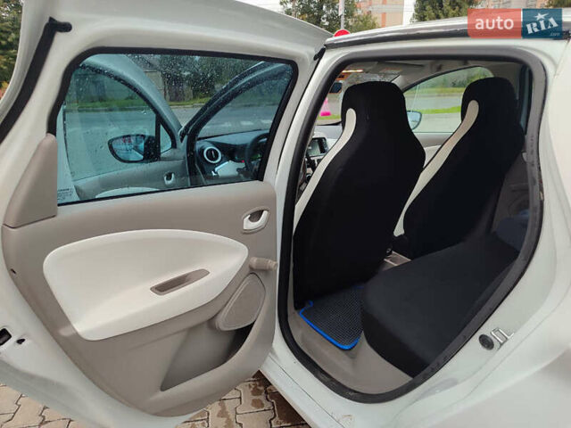Белый Рено Зое, объемом двигателя 0 л и пробегом 98 тыс. км за 6200 $, фото 18 на Automoto.ua