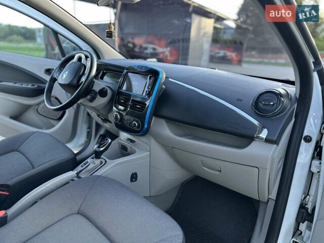 Белый Рено Зое, объемом двигателя 0 л и пробегом 128 тыс. км за 7500 $, фото 11 на Automoto.ua