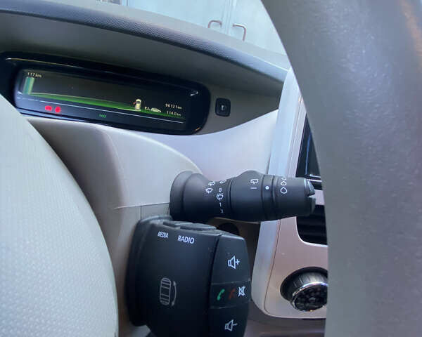 Белый Рено Зое, объемом двигателя 0 л и пробегом 96 тыс. км за 6900 $, фото 21 на Automoto.ua