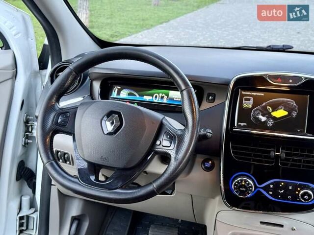 Белый Рено Зое, объемом двигателя 0 л и пробегом 147 тыс. км за 5999 $, фото 44 на Automoto.ua