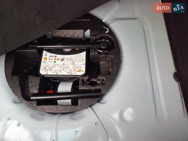 Белый Рено Зое, объемом двигателя 0 л и пробегом 231 тыс. км за 5900 $, фото 35 на Automoto.ua