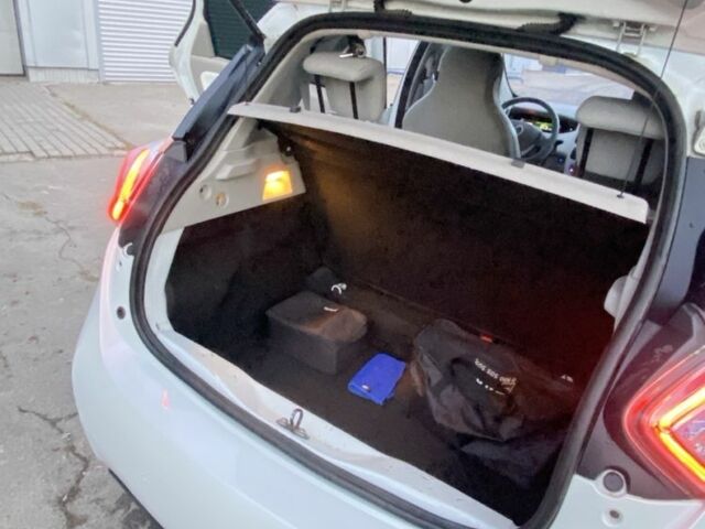 Белый Рено Зое, объемом двигателя 0 л и пробегом 159 тыс. км за 7550 $, фото 16 на Automoto.ua