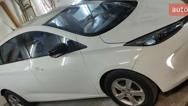 Белый Рено Зое, объемом двигателя 0 л и пробегом 364 тыс. км за 5600 $, фото 1 на Automoto.ua