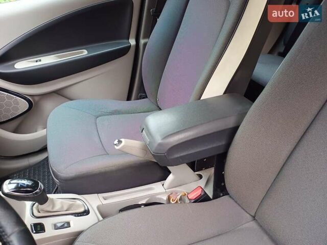 Белый Рено Зое, объемом двигателя 0 л и пробегом 231 тыс. км за 5900 $, фото 18 на Automoto.ua
