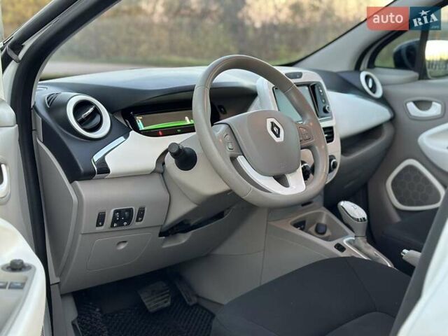 Белый Рено Зое, объемом двигателя 0 л и пробегом 93 тыс. км за 8000 $, фото 16 на Automoto.ua