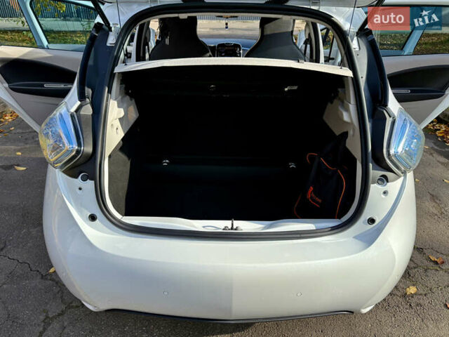 Білий Рено Зое, об'ємом двигуна 0 л та пробігом 68 тис. км за 6976 $, фото 29 на Automoto.ua