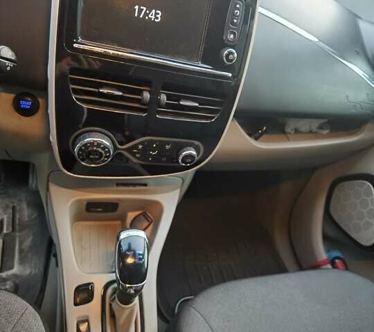 Білий Рено Зое, об'ємом двигуна 0 л та пробігом 131 тис. км за 6300 $, фото 25 на Automoto.ua