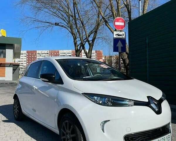 Белый Рено Зое, объемом двигателя 0 л и пробегом 91 тыс. км за 4800 $, фото 2 на Automoto.ua