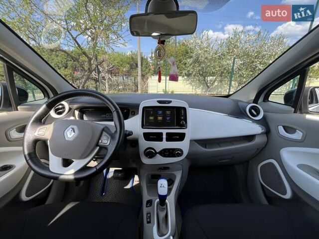 Белый Рено Зое, объемом двигателя 0 л и пробегом 195 тыс. км за 5999 $, фото 1 на Automoto.ua