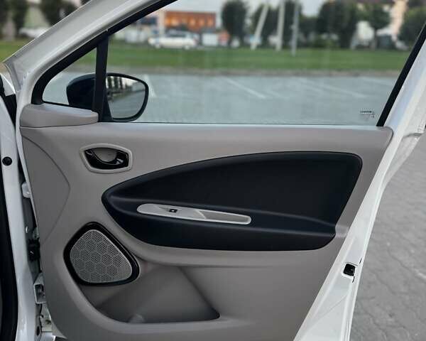 Белый Рено Зое, объемом двигателя 0 л и пробегом 98 тыс. км за 6700 $, фото 17 на Automoto.ua