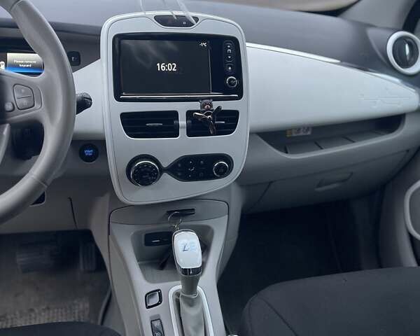 Білий Рено Зое, об'ємом двигуна 0 л та пробігом 107 тис. км за 6400 $, фото 15 на Automoto.ua