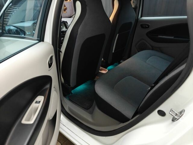 Білий Рено Зое, об'ємом двигуна 0 л та пробігом 87 тис. км за 6350 $, фото 5 на Automoto.ua