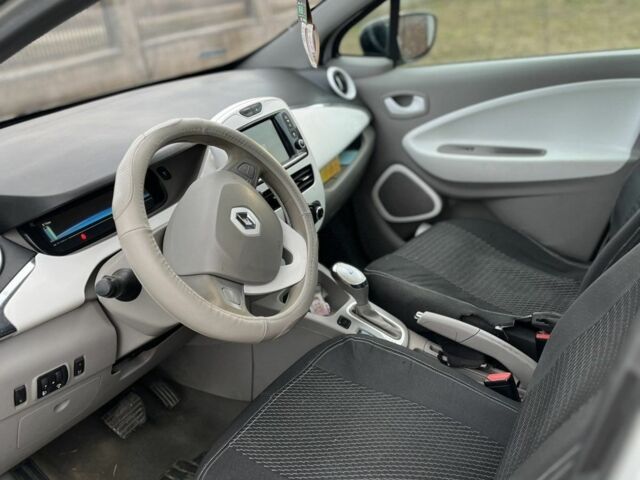 Белый Рено Зое, объемом двигателя 0 л и пробегом 300 тыс. км за 5000 $, фото 3 на Automoto.ua