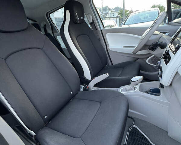 Белый Рено Зое, объемом двигателя 0 л и пробегом 129 тыс. км за 6499 $, фото 20 на Automoto.ua
