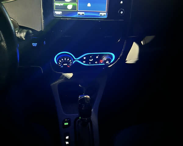 Білий Рено Зое, об'ємом двигуна 0 л та пробігом 127 тис. км за 5800 $, фото 17 на Automoto.ua