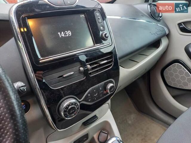 Белый Рено Зое, объемом двигателя 0 л и пробегом 110 тыс. км за 7000 $, фото 6 на Automoto.ua