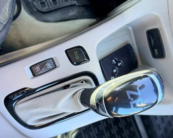 Белый Рено Зое, объемом двигателя 0 л и пробегом 106 тыс. км за 6250 $, фото 19 на Automoto.ua